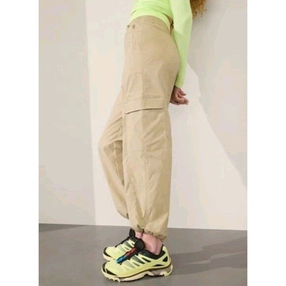 ATHLETA Cascade Pants Beige Cargo Pockets Size Medium UV  Breathable *NWT* - Picture 1 of 10